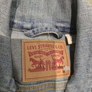 LEVIS denim jacket (NWOT)